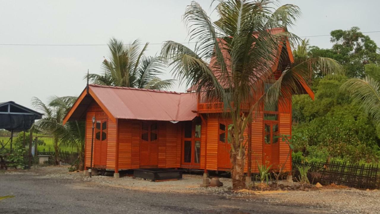 Kurau Inn Farmstay Kuala Kurau Екстер'єр фото